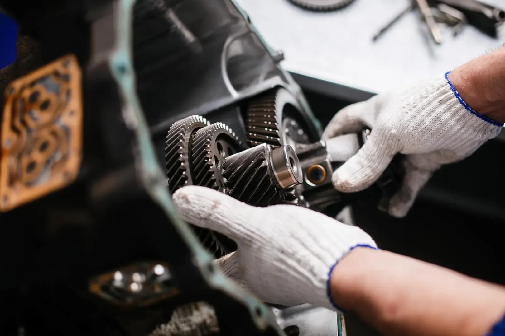 Mechanic offering automatic gearbox repair